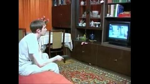 Мать отвлекла сына от телевизора, чтобы он ее трахнул
