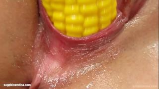 Девушка трахает себя качаном кукурузы