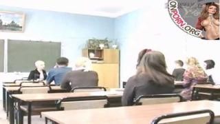 Развратные студенты наслаждаются сексом на уроках